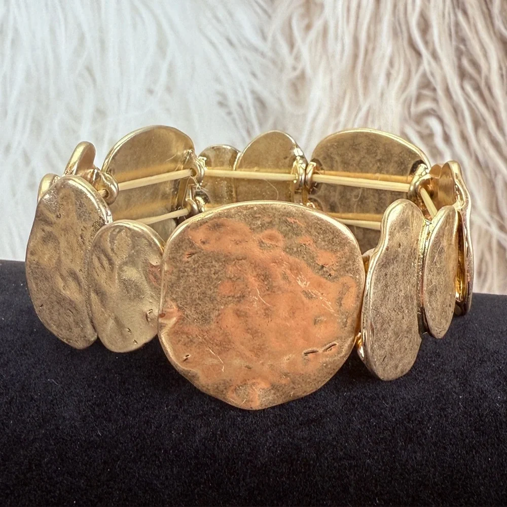 Pretty goldtone, hammered costume stretch bracelet